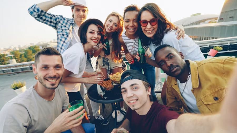 Gruppe Freunde umarmt sich auf einer Dachterrasse