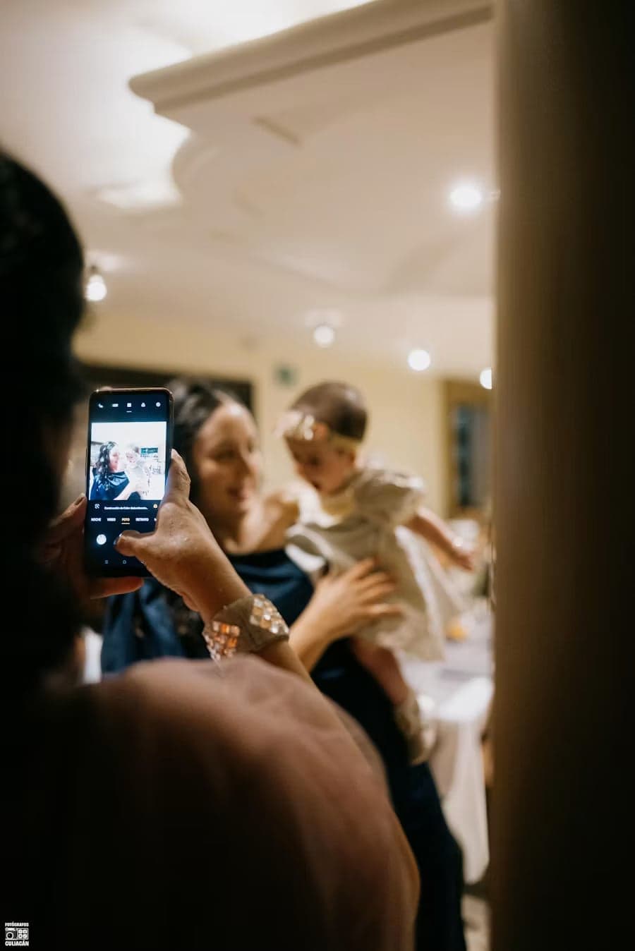 Gast fotografiert eine Szene bei der Feier mit dem Handy